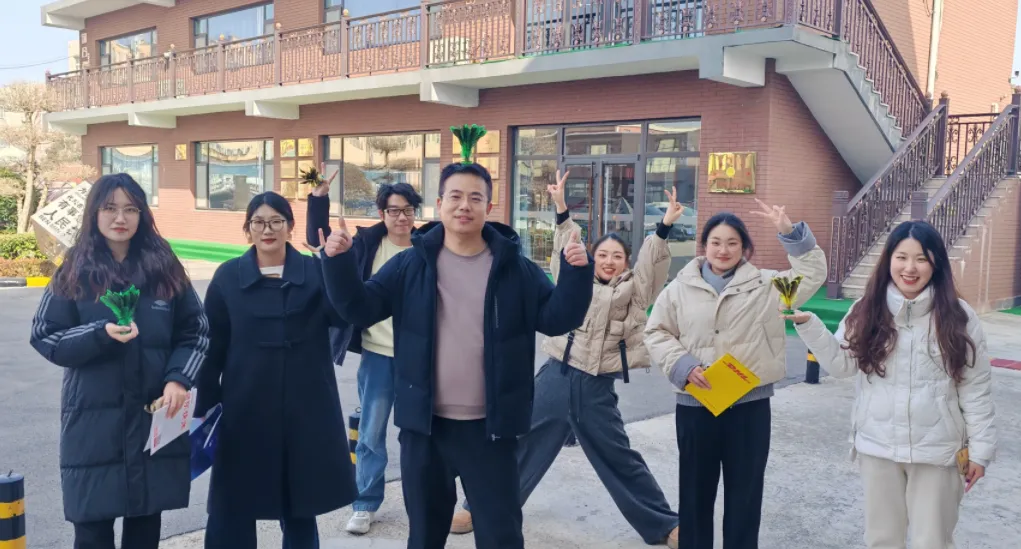 짧은 점심 시간, 셔틀콕 놀이로 사무실에 활력을 불어넣다