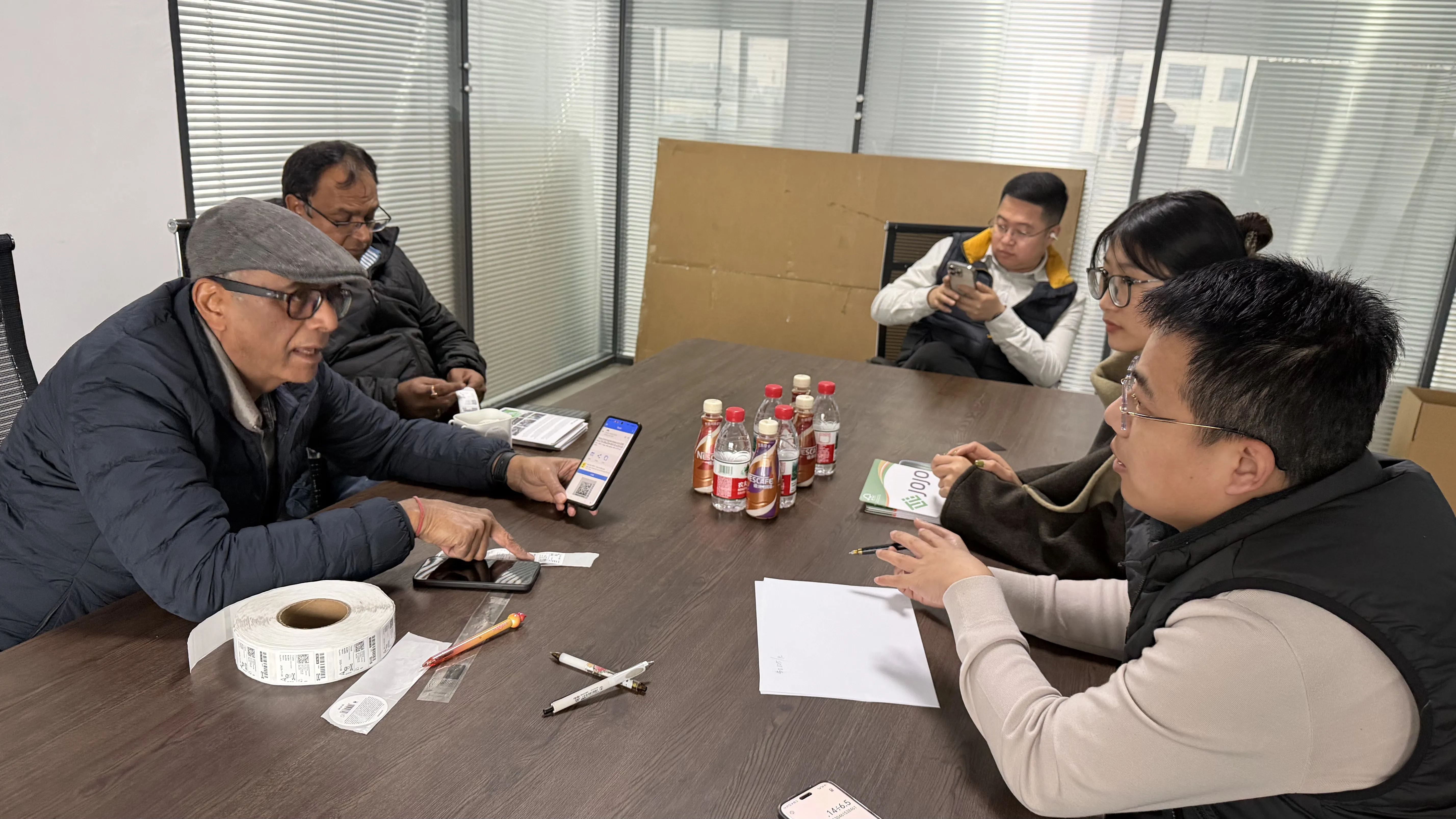 우리 공장을 방문하는 고객을 따뜻하게 환영합니다.